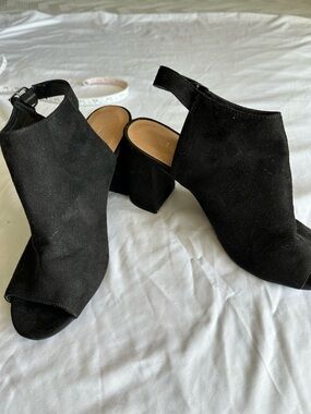 CL by Laundry Black Suede Open-Toe Wedges Size 10 Like New 3.75” Heel